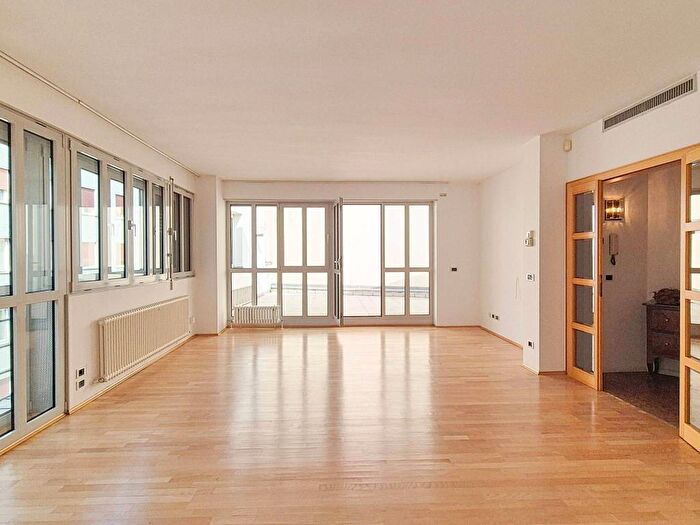 Casa quadrilocale in affitto in Via Leonardo da Vinci, Centro, Bolzano