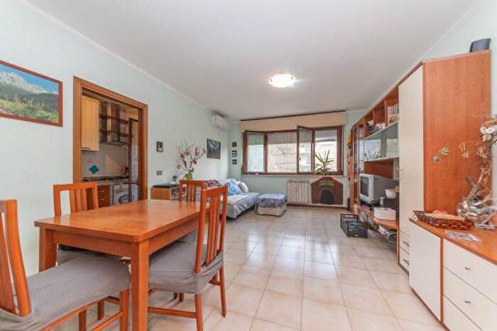 Appartamento trilocale in vendita in Via Carlo Arturo Jemolo, Roma