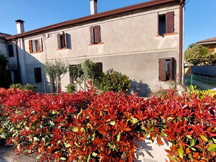 Casa con 5 locali in vendita in Giacciano Con Baruchella