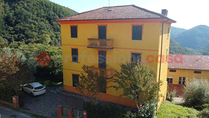 Casa con 11 locali in vendita in Via Roma, Pescaglia