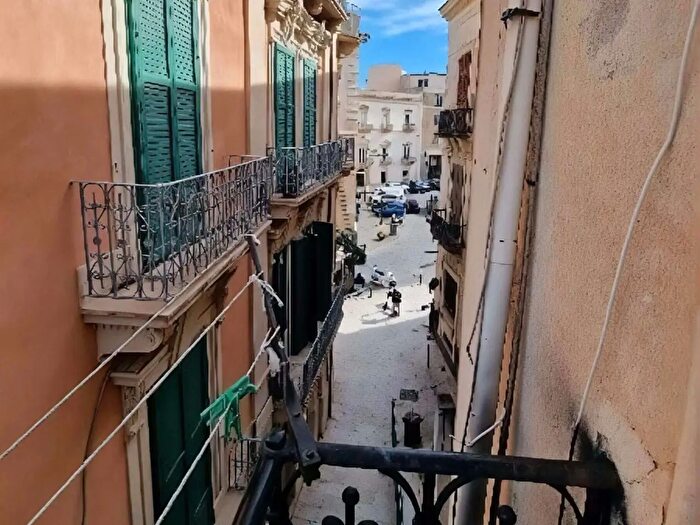 Appartamento trilocale in affitto in Via Scinà, Siracusa