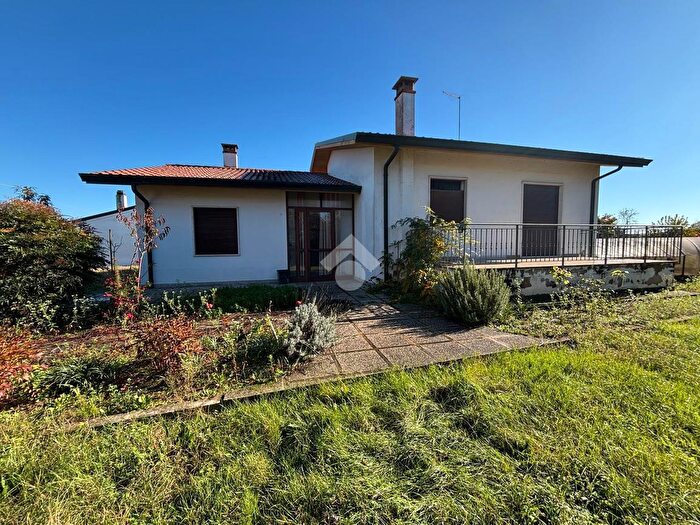 Casa quadrilocale in vendita in Via Niccolò Tommaseo, Solesino