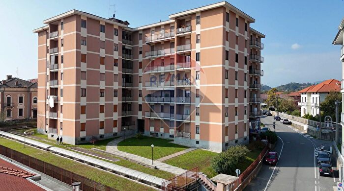 Appartamento con 6 locali in vendita in Via Barazze, Cossato