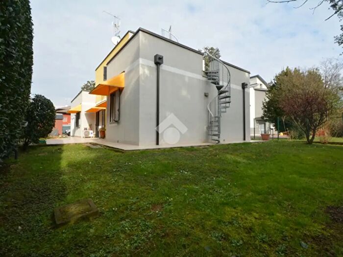 Casa quadrilocale in vendita in Via Gioacchino Rossini, Cavenago Di Brianza