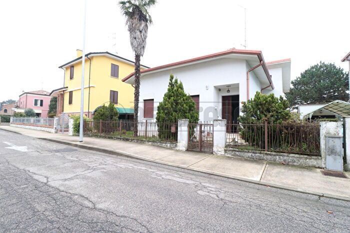 Casa con 6 locali in vendita in Sermide e Felonica