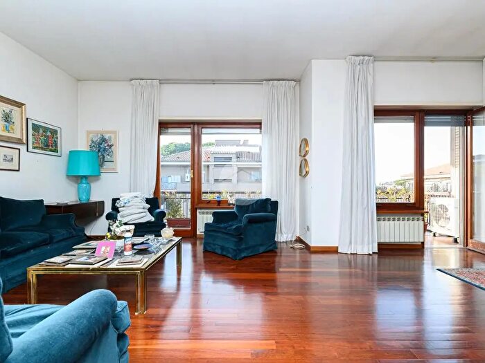 Appartamento quadrilocale in vendita in Via Marcello Casale De Bustis, Roma