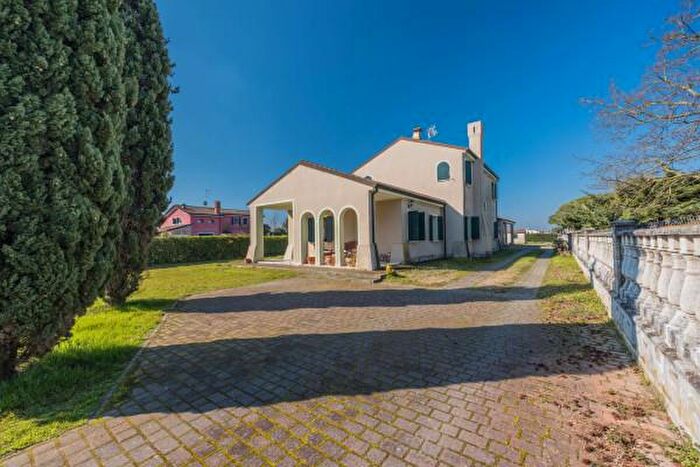 Casa con 6 locali in vendita in Via Orti, Rosolina