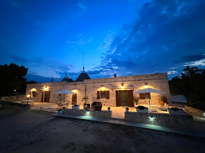 Casa con 9 locali in vendita in Cisternino