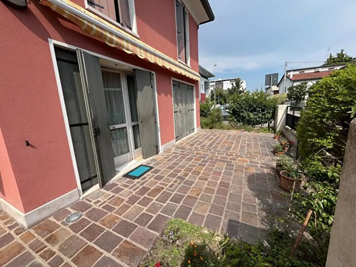 Appartamento trilocale in vendita in Via Giosuè Carducci, Dolo