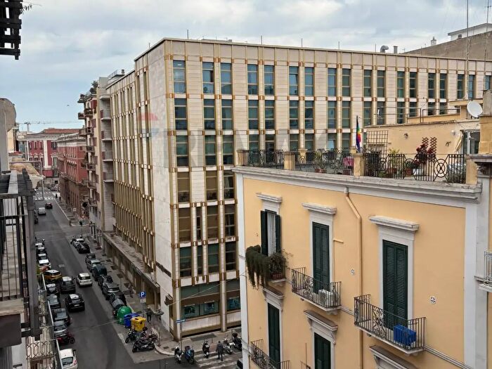 Appartamento con 6 locali in vendita in Via Cairoli, Bari