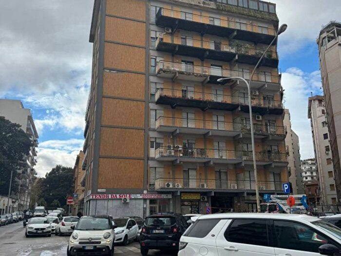 Appartamento con 5 locali in affitto in Via Edmondo De Amicis, Libertà Villabianca, Palermo