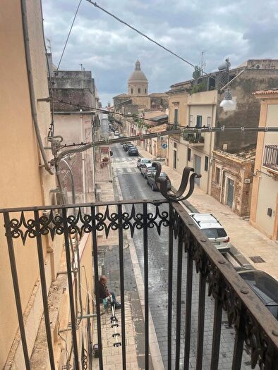 Casa con 13 locali in vendita in Noto