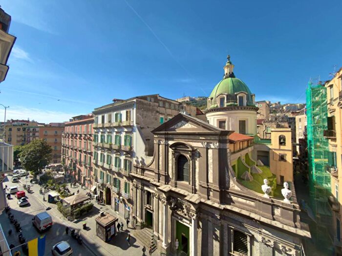 Appartamento trilocale in affitto in Via Tommaso Caravita, Centro Storico, Napoli