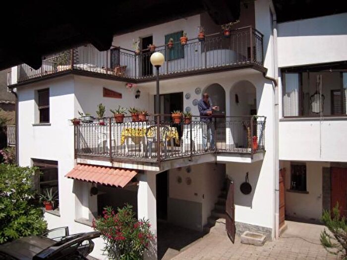 Casa con 6 locali in vendita in Via per Tapigliano, Colazza