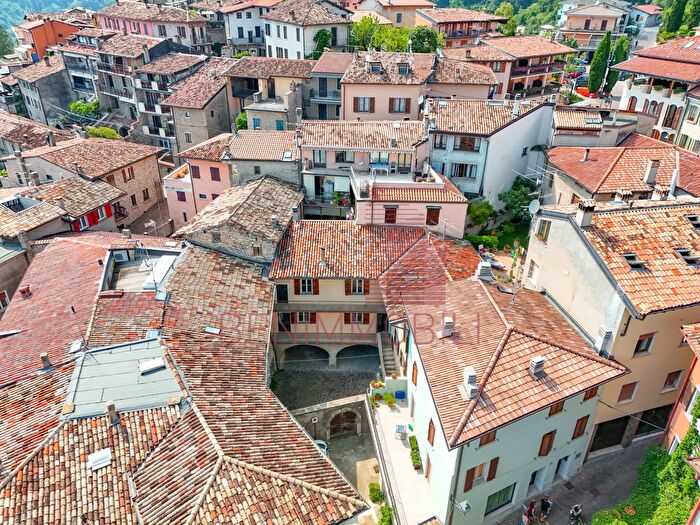 Casa con 5 locali in vendita in Via Chiesa, Tignale