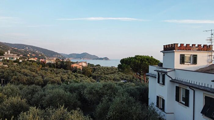 Casa con 10 locali in vendita in Via Tedisio, Lavagna