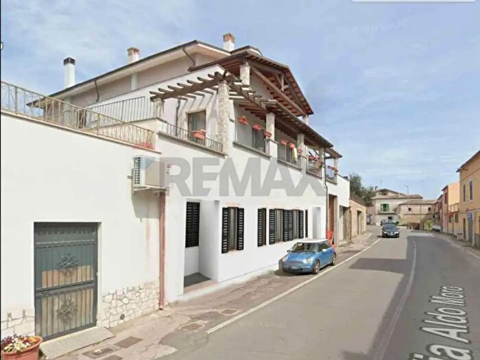 Appartamento trilocale in vendita in Via Aldo Moro, Ischia Di Castro