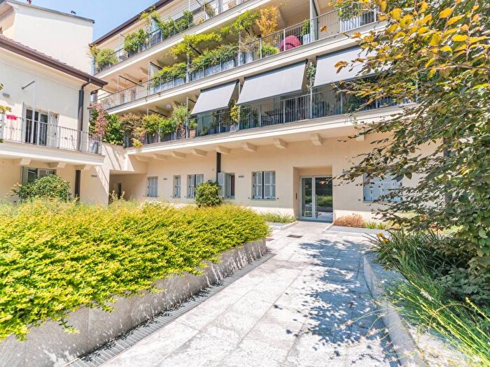 Appartamento trilocale in affitto in Viale Montello, Paolo Sarpi, Milano