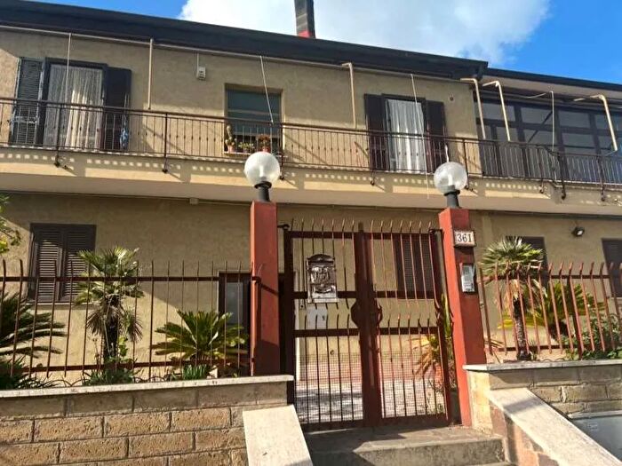 Casa con 8 locali in vendita in Via di Casal Selce, Roma