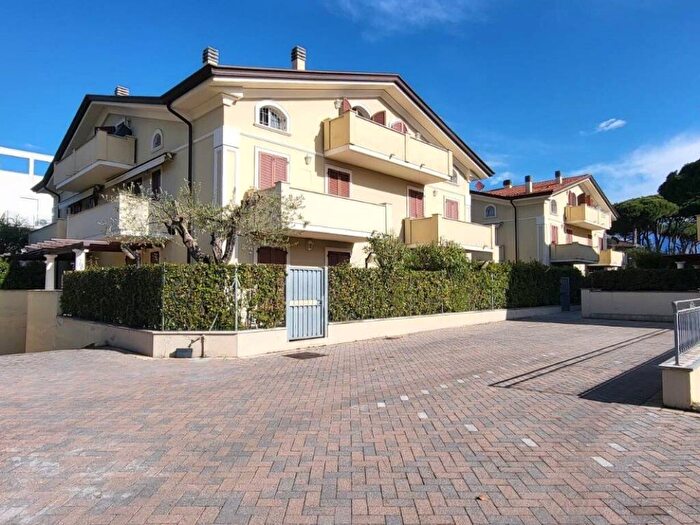 Appartamento trilocale in affitto in Marina di Massa Centro, Massa