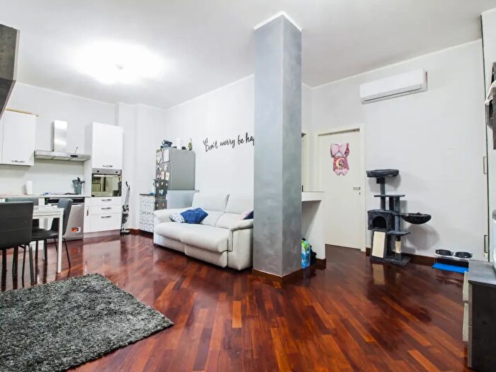 Appartamento trilocale in vendita in Via Genova, Torino