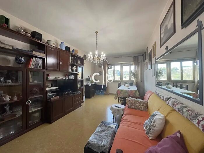 Appartamento trilocale in vendita in Via Pescaglia, Roma