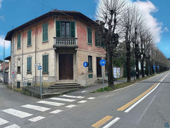 Casa con 7 locali in vendita in Via Manzoni, Castano Primo