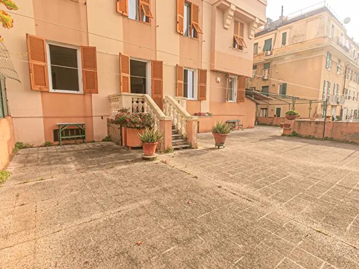 Appartamento con 8 locali in vendita in Via Benvenuto Cellini, Genova