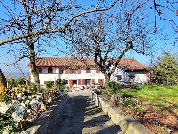 Casa con 15 locali in vendita in Clavesana