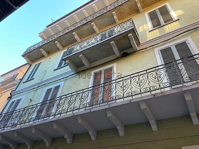 Casa con 6 locali in vendita in Canelli