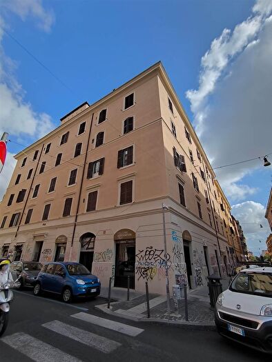 Appartamento con 6 locali in vendita in Via degli Equi, Roma