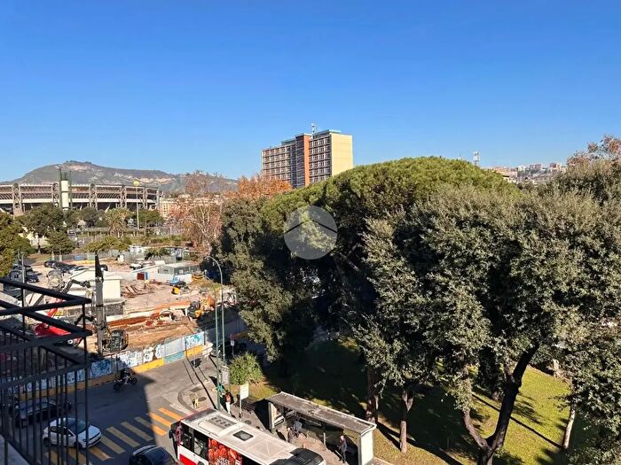 Appartamento con 5 locali in vendita in Piazzale Vincenzo Tecchio, Napoli
