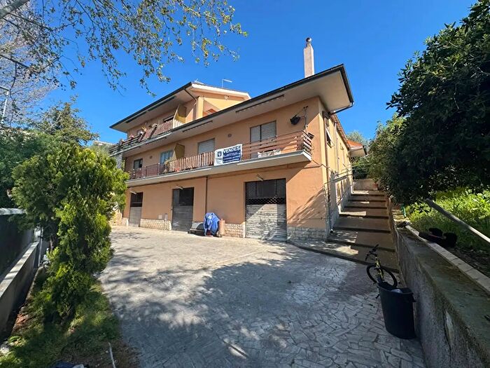 Appartamento trilocale in vendita in Via Achille Grandi, Monterotondo