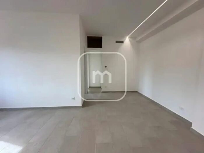 Appartamento trilocale in vendita in Via Camporotondo Etneo, Roma