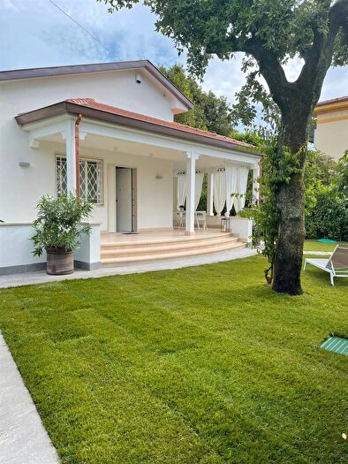 Casa con 7 locali in affitto in Pietrasanta