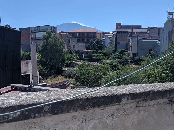 Casa con 7 locali in vendita in Bronte