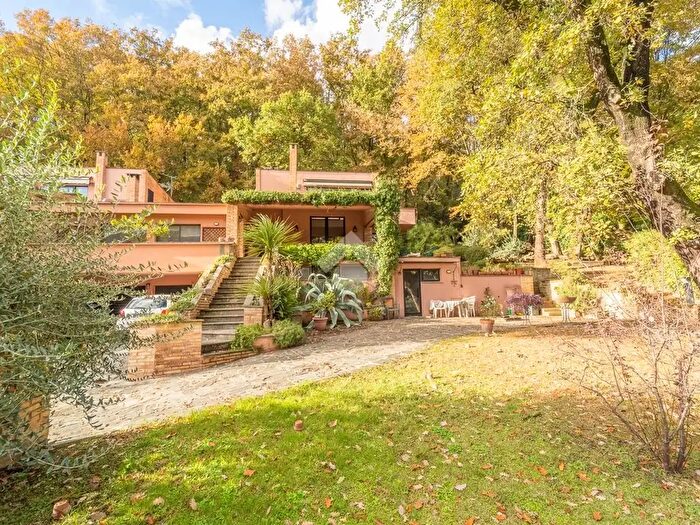 Casa con 6 locali in vendita in Via Tiberina, Riano