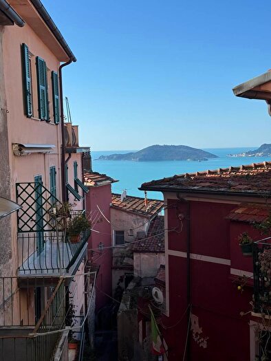 Appartamento trilocale in vendita in Via Casamento, Lerici