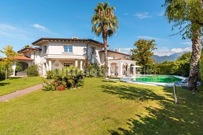 Casa con 6 locali in vendita in Via Ammiraglio Morin a, Forte Dei Marmi