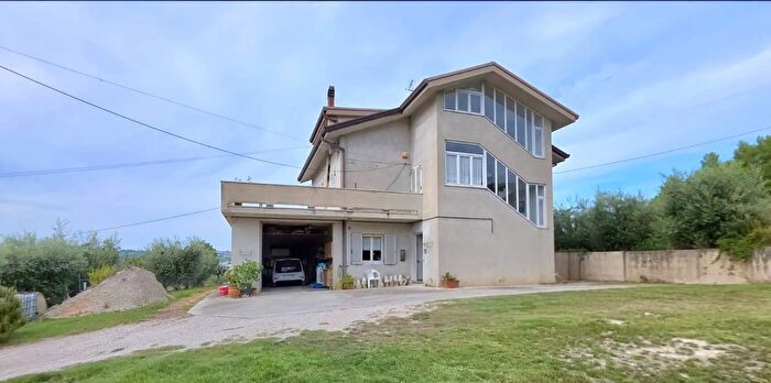Casa con 8 locali in vendita in Contrada Bora di Tenna, Fermo