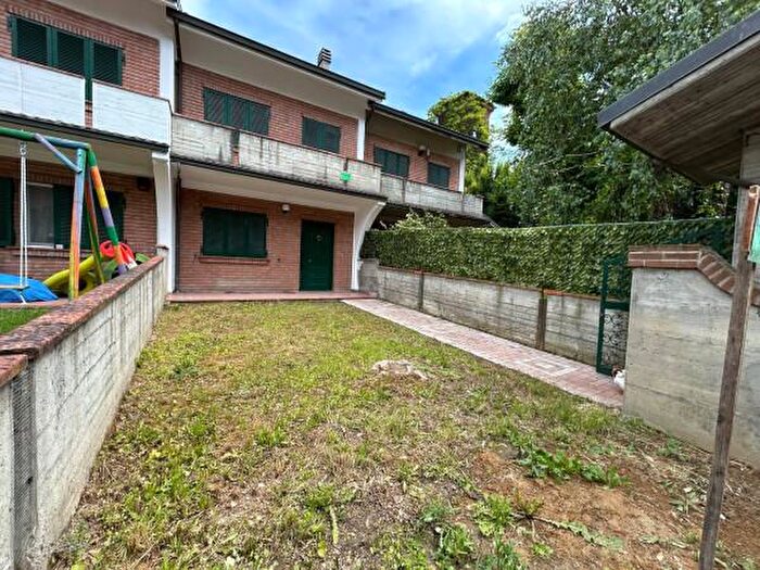 Casa con 6 locali in vendita in Strada Acqui, Alessandria