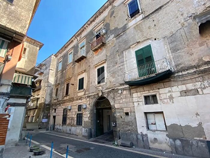 Appartamento trilocale in vendita in Corso Sirena, Napoli