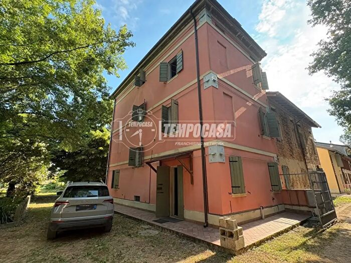 Casa con 10 locali in vendita in Via Borghetto, Mirandola