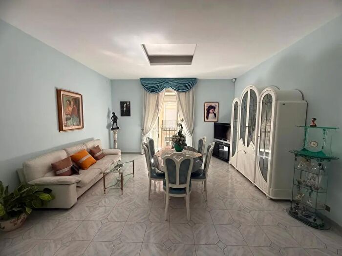 Appartamento quadrilocale in vendita in Via Tribunali, Napoli