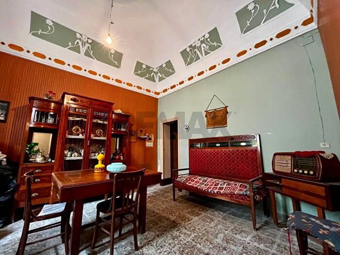 Casa con 9 locali in vendita in Via Garibaldi, Carlentini