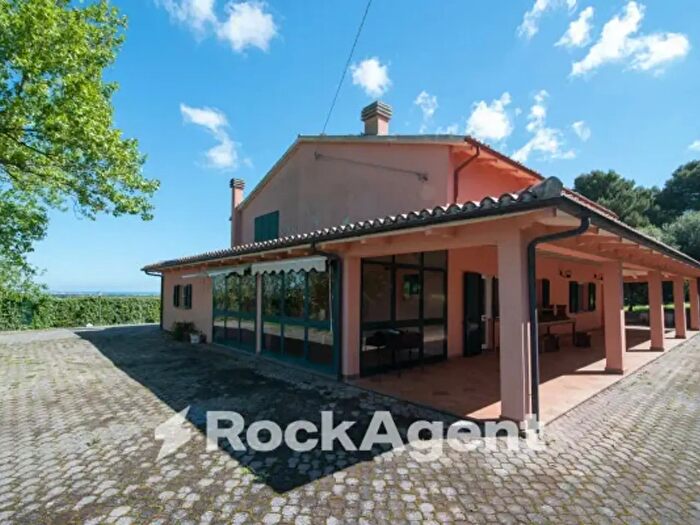 Casa con 5 locali in vendita in Fano
