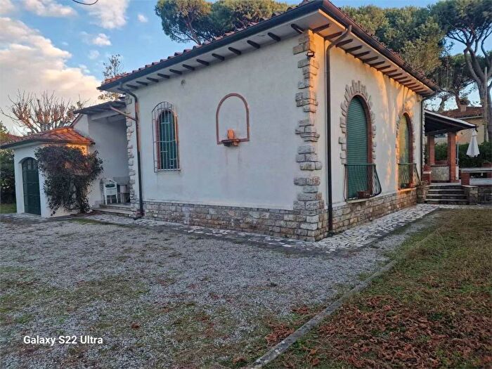 Casa con 6 locali in affitto in Via Risorgimento No Number, Pietrasanta
