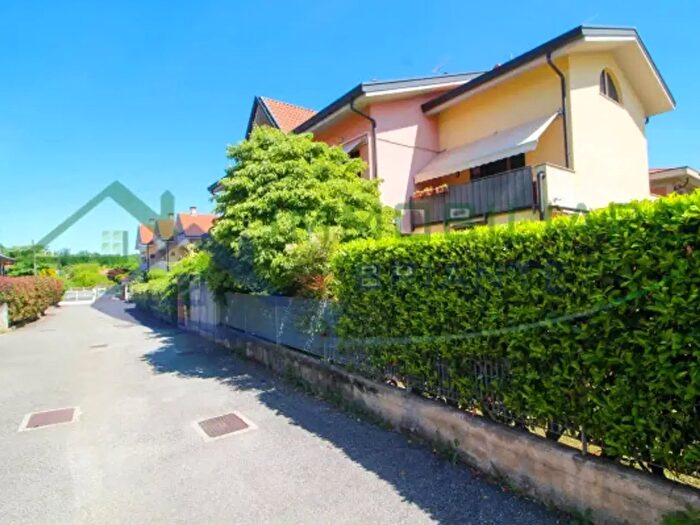Appartamento trilocale in vendita in Via Solferino, Casorate Sempione