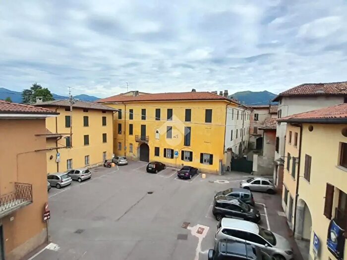 Appartamento trilocale in vendita in Via G Gadda, Rogeno