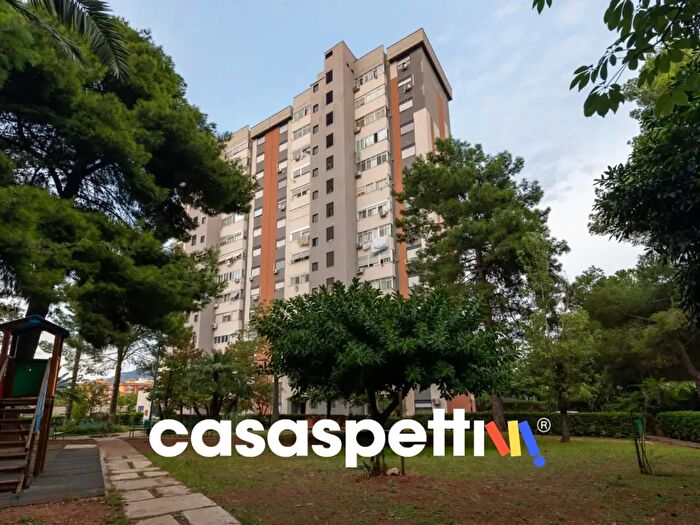 Appartamento quadrilocale in vendita in Via degli Emiri, Palermo